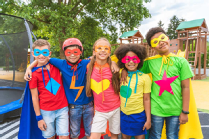 Kinder in Superheldenkostümen, Gruppenbild, verwendet für das Projekt "Superstart(er)"